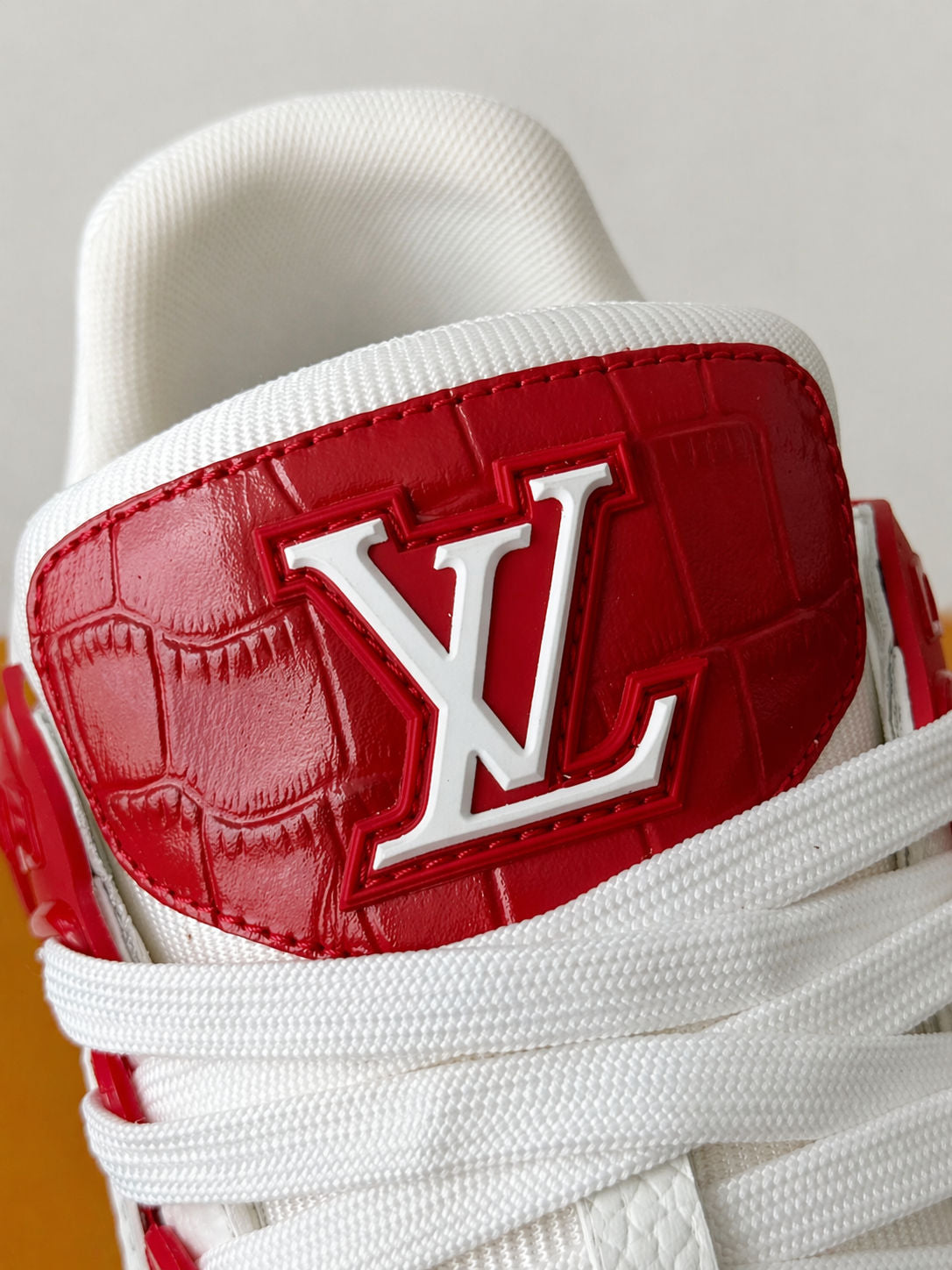 Trainer Red