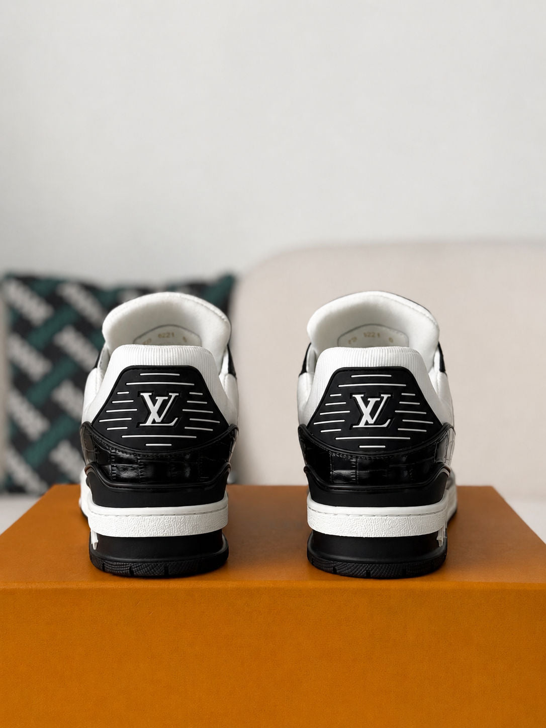 Trainer Black White